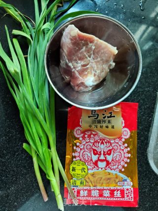 青蒜榨菜炒肉丝的做法步骤：1