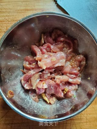 青蒜榨菜炒肉丝的做法步骤：2