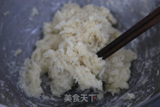 炸糖糕------表皮酥脆里面流糖汁儿的做法步骤：4