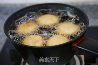 炸糖糕------表皮酥脆里面流糖汁儿的做法步骤：17