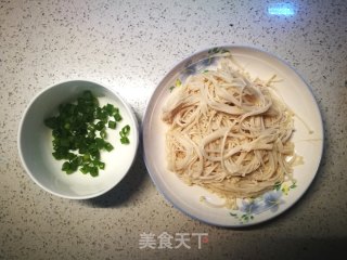 蚝油金针菇的做法步骤：1