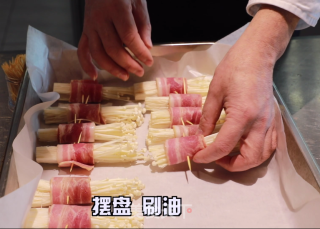 烤金针培根卷的做法步骤：3