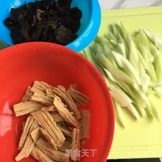 西芹拌腐竹木耳的做法步骤：1