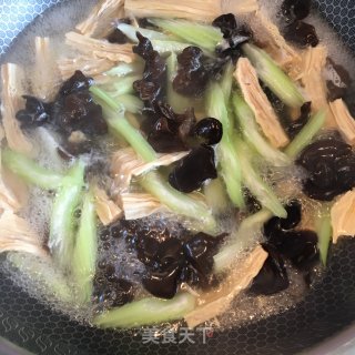 西芹拌腐竹木耳的做法步骤：3