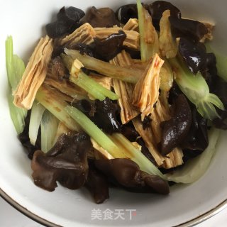 西芹拌腐竹木耳的做法步骤：4