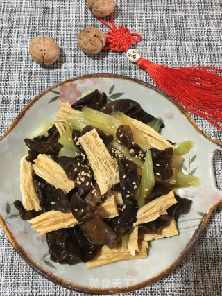 西芹拌腐竹木耳的做法步骤：5
