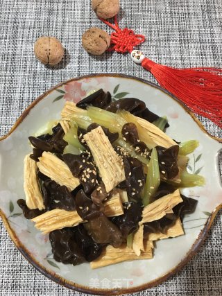 西芹拌腐竹木耳的做法步骤：7