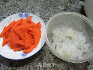 银耳炒胡萝卜的做法步骤：1