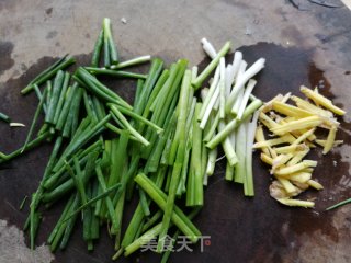 椒香清蒸鲈鱼的做法步骤：2