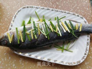 椒香清蒸鲈鱼的做法步骤：4