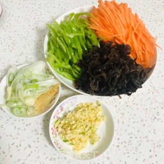 鱼香肉丝的做法步骤：1