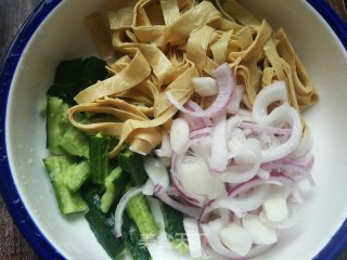 黄瓜洋葱拌豆腐皮的做法步骤：7