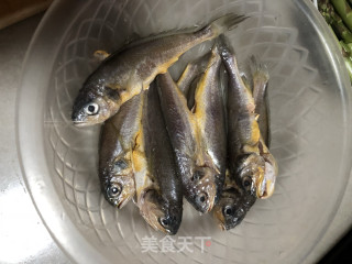 香辣小黄花鱼的做法步骤：1