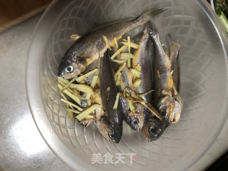 香辣小黄花鱼的做法步骤：2