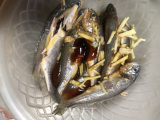 香辣小黄花鱼的做法步骤：3