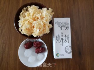 牛奶银耳羹的做法步骤：1