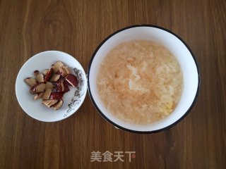 牛奶银耳羹的做法步骤：2