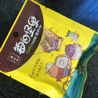 坚果酸奶拌哈密瓜的做法步骤：1