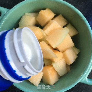 坚果酸奶拌哈密瓜的做法步骤：5