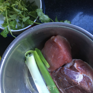 虾仁鲜肉馄饨的做法步骤：1