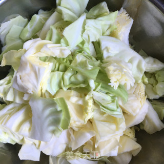 剁椒豆皮炒包菜的做法步骤：1