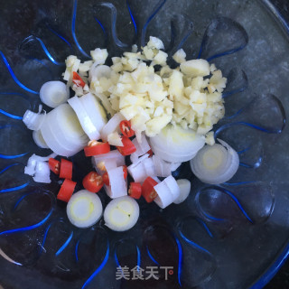 剁椒豆皮炒包菜的做法步骤：2
