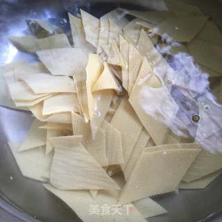 剁椒豆皮炒包菜的做法步骤：4