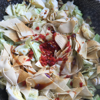 剁椒豆皮炒包菜的做法步骤：8