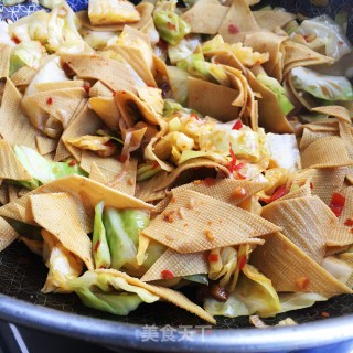 剁椒豆皮炒包菜的做法步骤：10