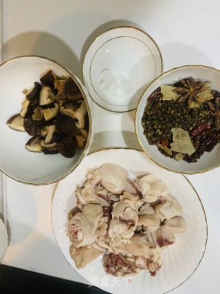 香菇鸡的做法步骤：2