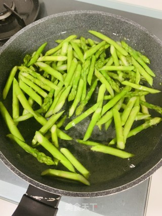 芦笋虾仁的做法步骤：1