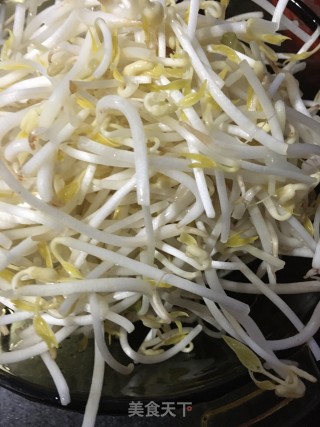 清炒绿豆芽的做法步骤：1