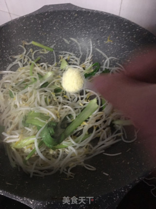 清炒绿豆芽的做法步骤：6