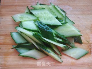 黄瓜木耳炒鸡蛋的做法步骤：2