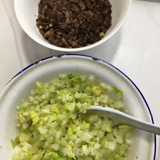 牛肉西芹馅饼的做法步骤：1