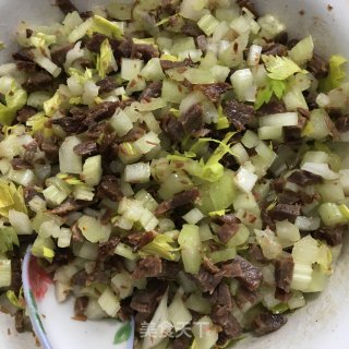 牛肉西芹馅饼的做法步骤：2