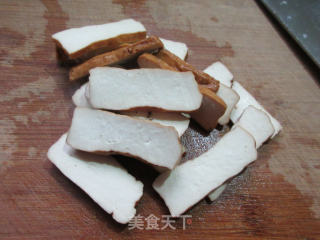 红椒白木耳炒香干的做法步骤：2