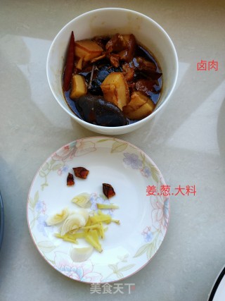 卤肉杂蔬炖豆腐的做法步骤：1