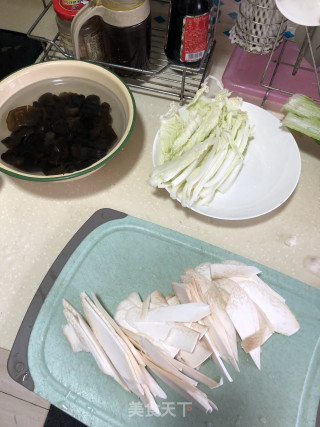 火腿猪肉烧蔬菜的做法步骤：1