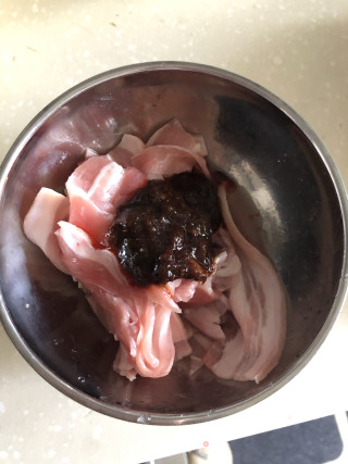 青豆粉蒸肉的做法步骤：2