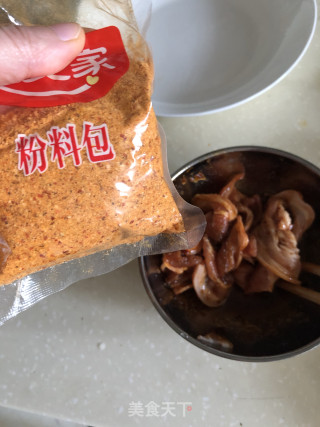 青豆粉蒸肉的做法步骤：5
