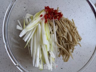 凉拌酸辣豆皮的做法步骤：2