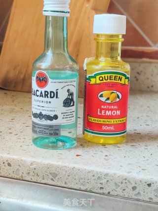 超简单的草莓蓝莓圣诞奶油蛋糕的做法步骤：1