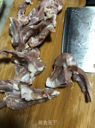 酱香鸭锁骨的做法步骤：1