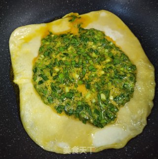 韭菜鸡蛋饼的做法步骤：7