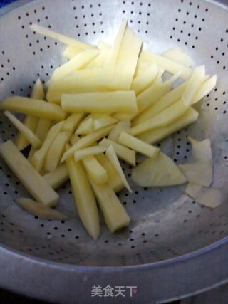 软炸薯条????????的做法步骤：2