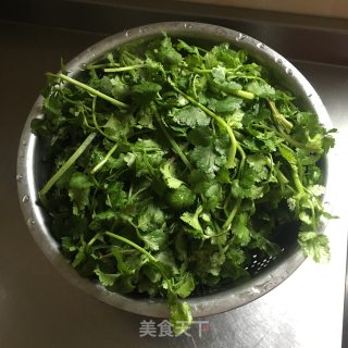 香菜拌花生米的做法步骤：1