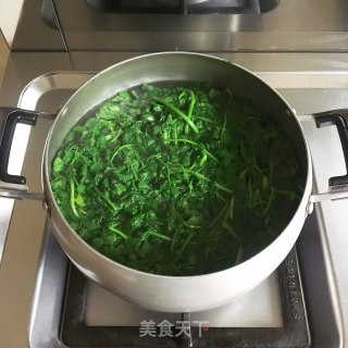 香菜拌花生米的做法步骤：2