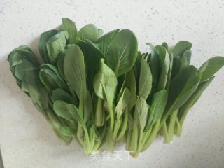 清炒油菜的做法步骤：1