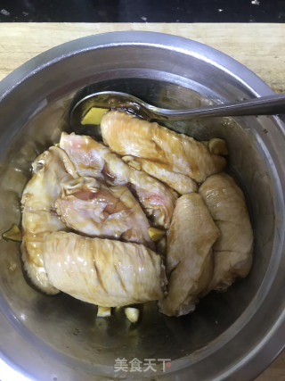 砂锅烤鸡翅的做法步骤：1